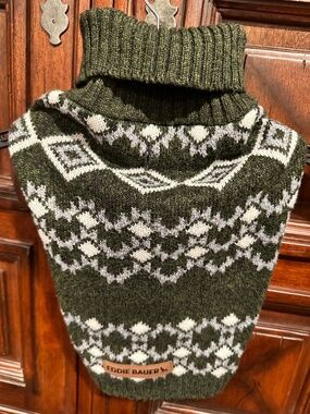 EDDIE BAUER Size MEDIUM Dog Sweater Turtle Neck Green So soft, Perfect Condition